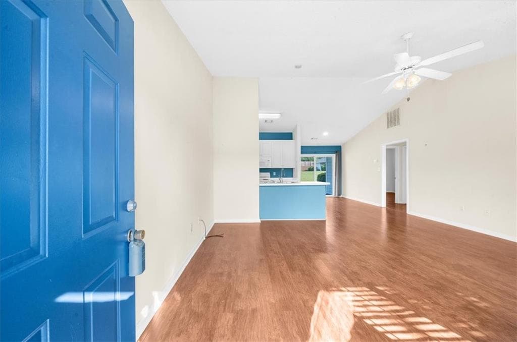 2 bedroom, 2 bathroom, 1,008 sq ft condominium for sale at 3033 Bentley Park Circle, Gainesville, GA 30504 — photo 3