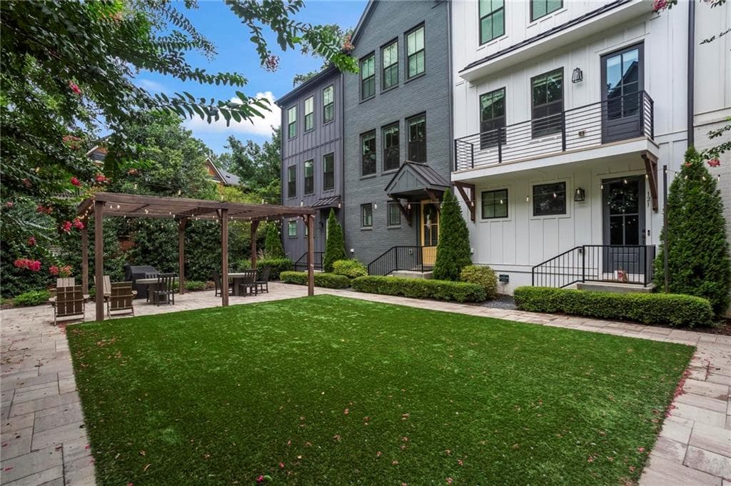 2 bedroom, 3 bathroom, 1,442 sq ft townhouse for rent at 119 Chestnut Circle, Atlanta, GA 30342 for $4,000 a month — photo 1 of 32