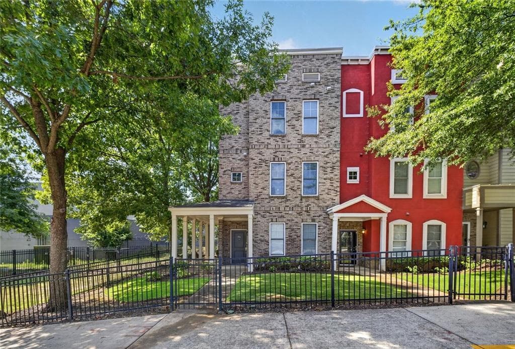3 bedroom, 4 bathroom, 1,895 sq ft townhouse for sale at 816 Liberty Commons Drive, Atlanta, GA 30314 — photo 2