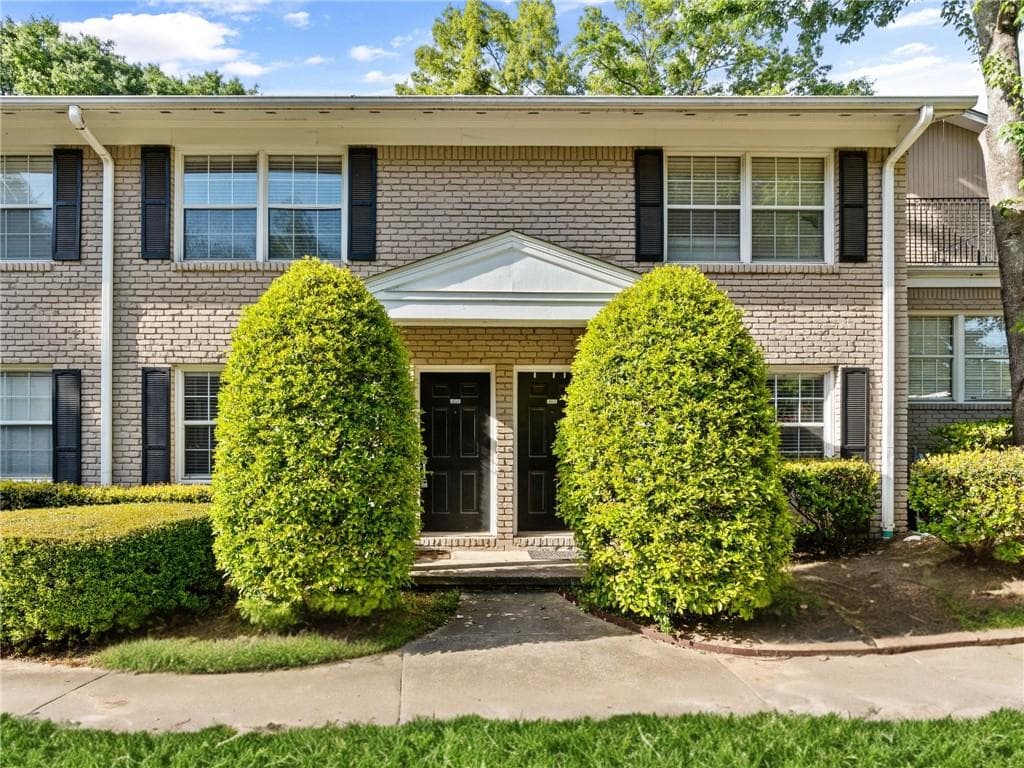 2 bedroom, 2 bathroom, 950 sq ft condominium for sale at 2232 Dunseath Avenue 404, Atlanta, GA 30318 — photo 3