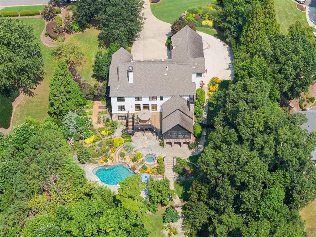 7 bedroom, 6 bathroom, 6,550 sq ft single family residence under contract at 16066 Inverness Trail, Milton, GA 30004 — photo 4