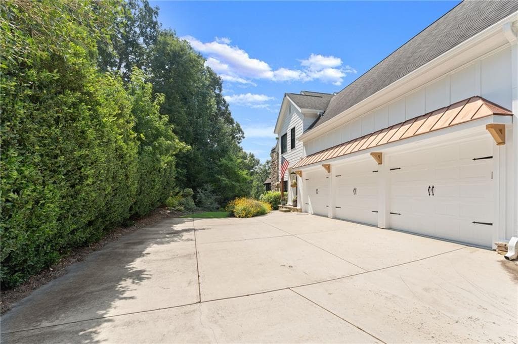 7 bedroom, 6 bathroom, 6,550 sq ft single family residence under contract at 16066 Inverness Trail, Milton, GA 30004 — photo 2