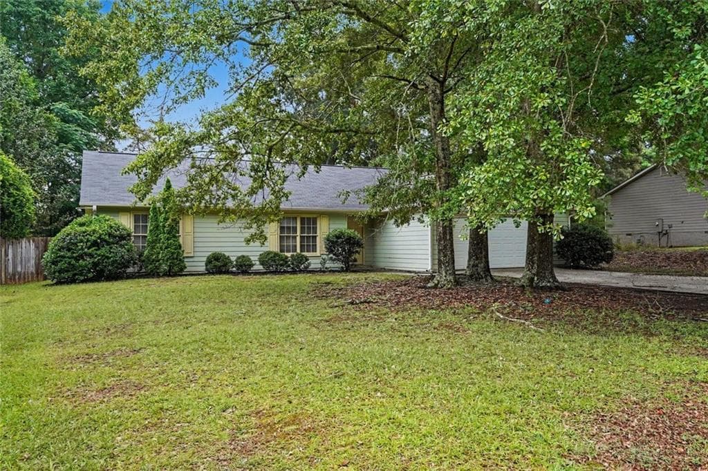 3 bedroom, 2 bathroom, 1,645 sq ft single family residence for sale at 152 Olde Hampton Way, Hampton, GA 30228 — photo 2