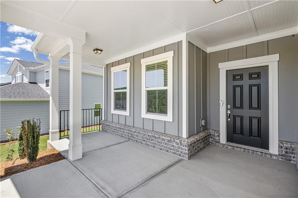4 bedroom, 3 bathroom, 2,322 sq ft single family residence under contract at 3076 Orwell Drive, Gainesville, GA 30507 — photo 2