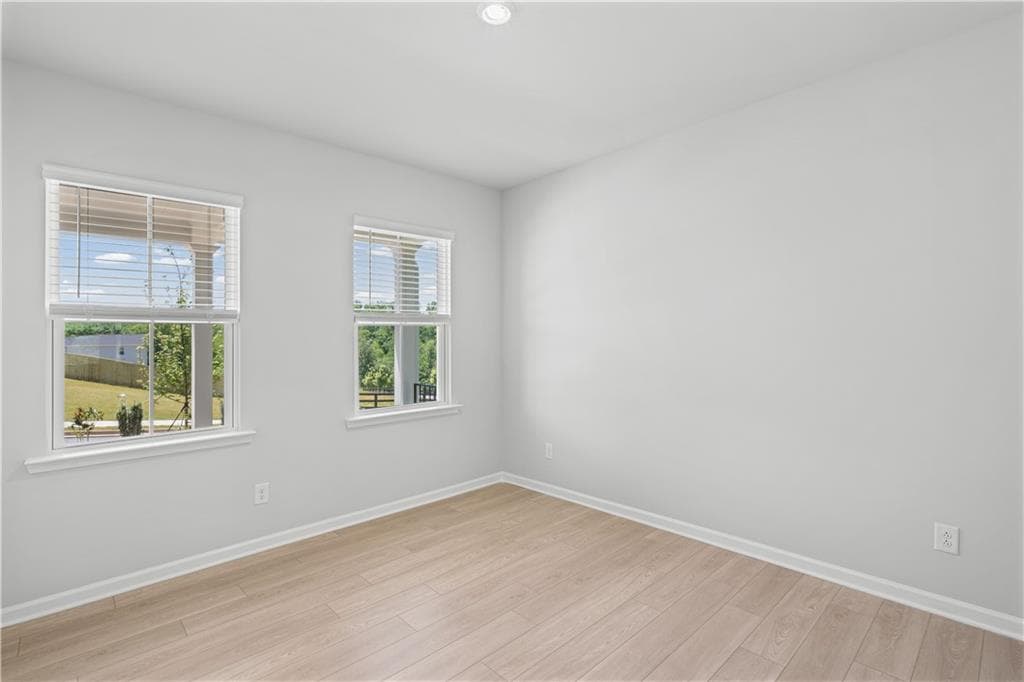 4 bedroom, 3 bathroom, 2,322 sq ft single family residence under contract at 3076 Orwell Drive, Gainesville, GA 30507 — photo 3