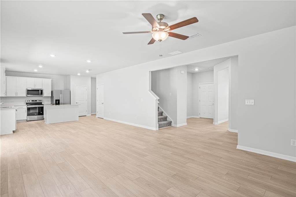4 bedroom, 3 bathroom, 2,322 sq ft single family residence under contract at 3076 Orwell Drive, Gainesville, GA 30507 — photo 5