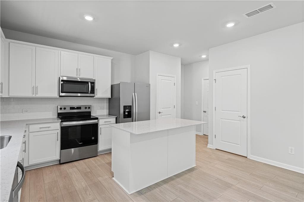 4 bedroom, 3 bathroom, 2,322 sq ft single family residence under contract at 3076 Orwell Drive, Gainesville, GA 30507 — photo 9