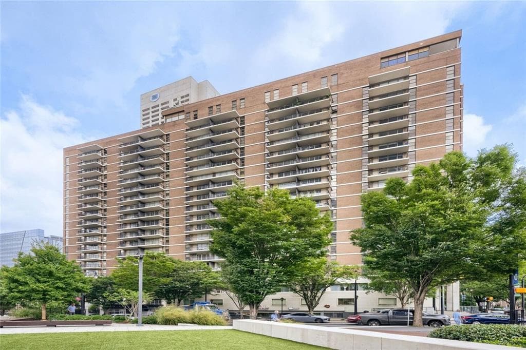 1 bedroom, 1 bathroom, 786 sq ft condominium for sale at 620 Peachtree Street 1207, Atlanta, GA 30308 — photo 1 of 17