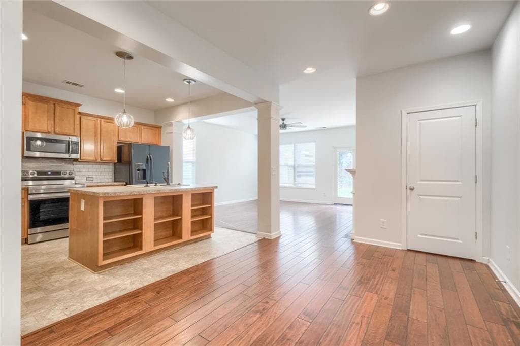 3 bedroom, 3 bathroom, 1,725 sq ft townhouse under contract at 5237 Mill Way, Stone Mountain, GA 30083 — photo 4