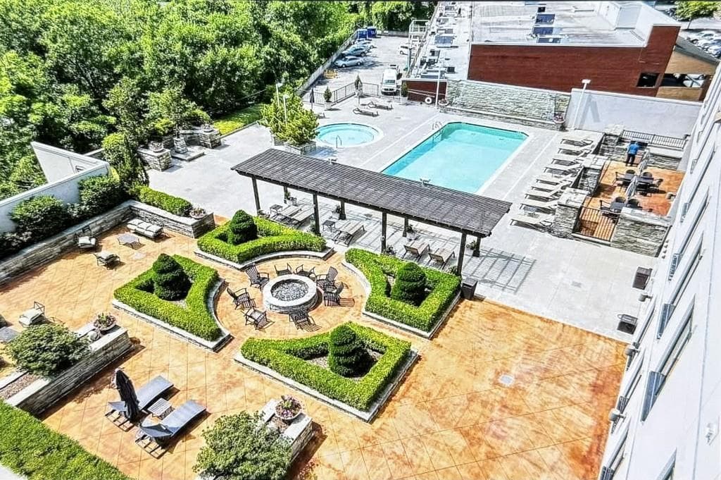 2 bedroom, 2 bathroom, 1,175 sq ft condominium for sale at 2255 Peachtree Road 820, Atlanta, GA 30309 — photo 10