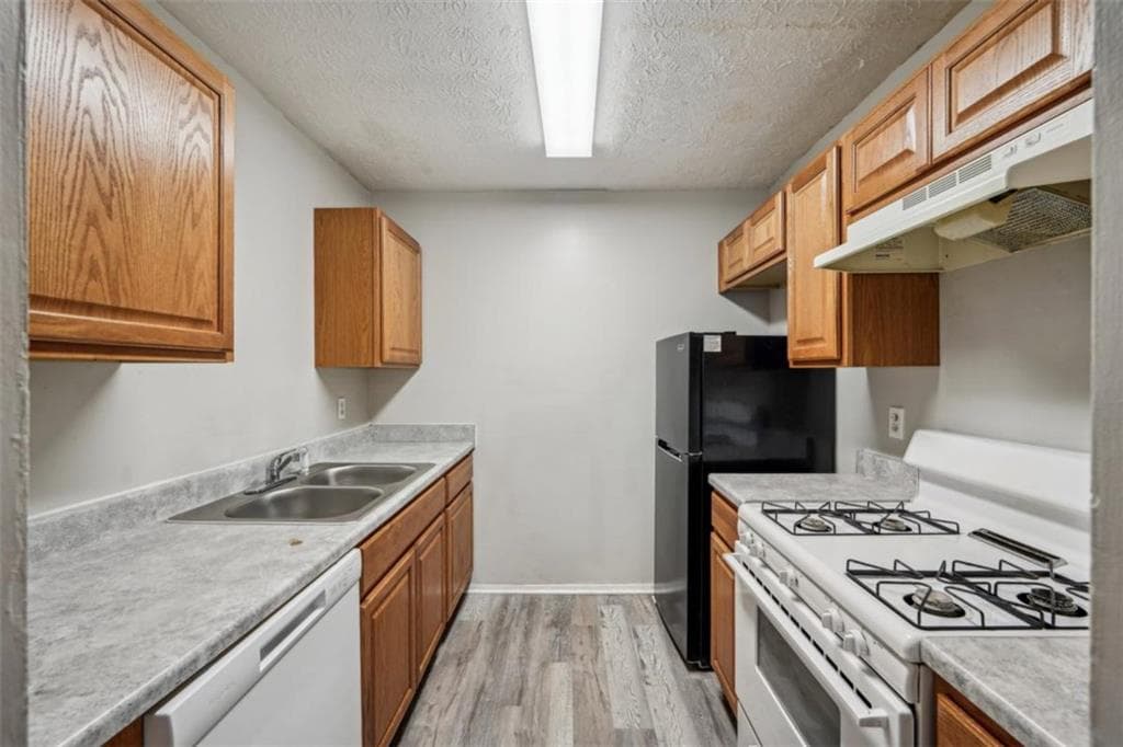 3 bedroom, 2 bathroom, 1,466 sq ft townhouse for sale at 703 Pine Tree Trail, Atlanta, GA 30349 — photo 3
