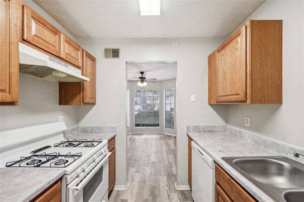 3 bedroom, 2 bathroom, 1,466 sq ft townhouse for sale at 703 Pine Tree Trail, Atlanta, GA 30349 — photo 4