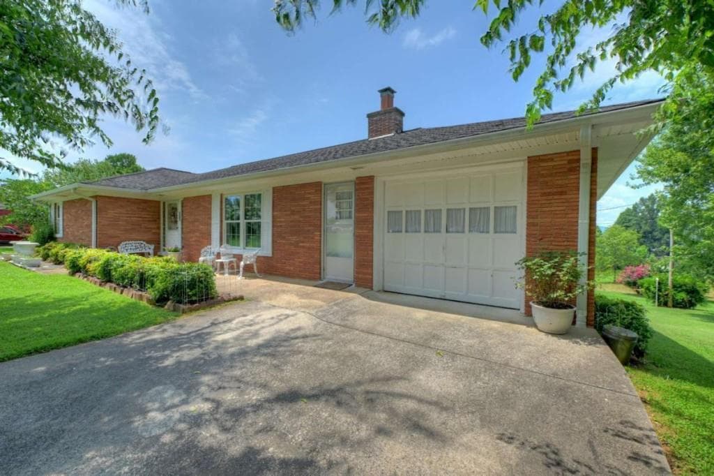 3 bedroom, 2 bathroom, 1,796 sq ft single family residence for sale at 210 Lavista Drive, Blue Ridge, GA 30513 — photo 2