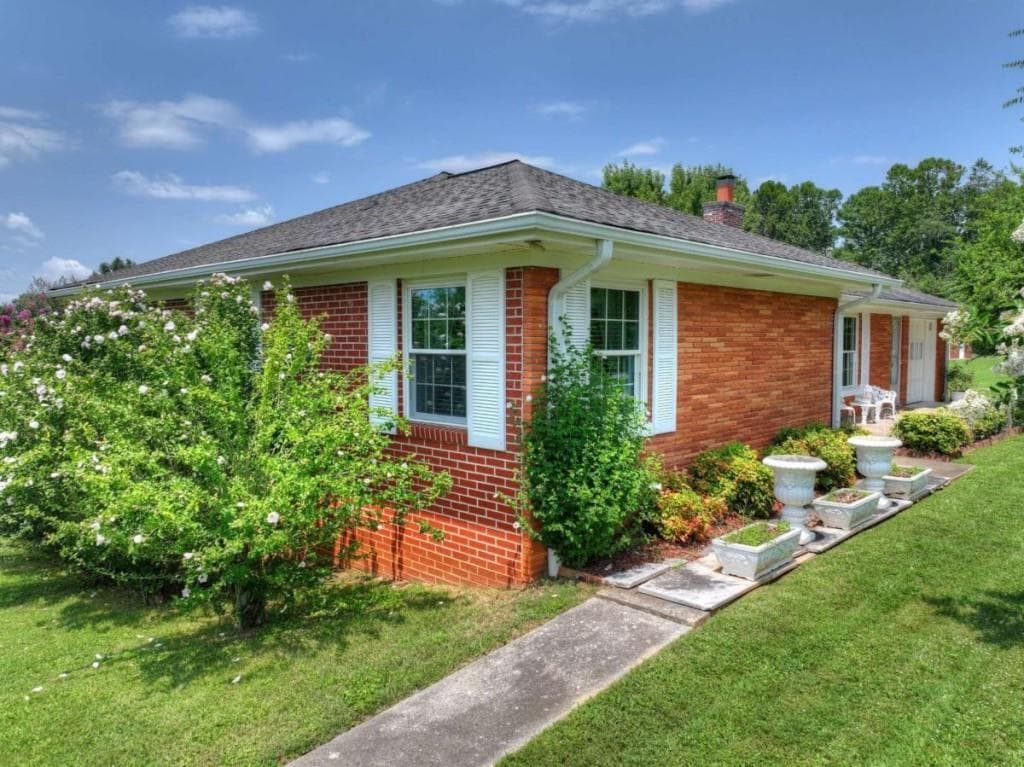3 bedroom, 2 bathroom, 1,796 sq ft single family residence for sale at 210 Lavista Drive, Blue Ridge, GA 30513 — photo 7
