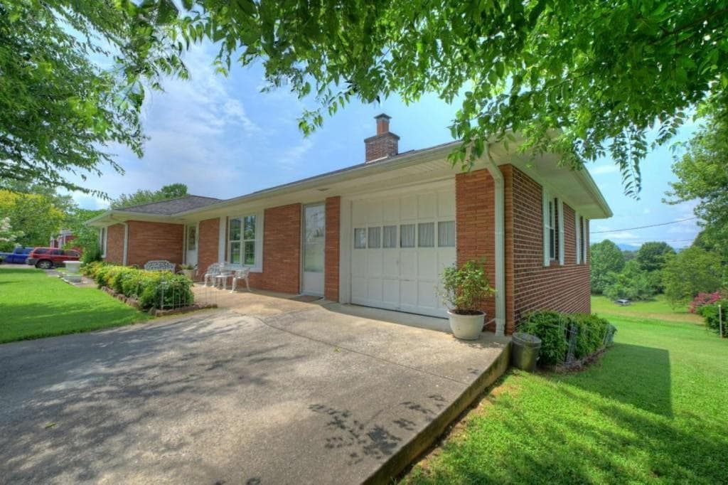 3 bedroom, 2 bathroom, 1,796 sq ft single family residence for sale at 210 Lavista Drive, Blue Ridge, GA 30513 — photo 9
