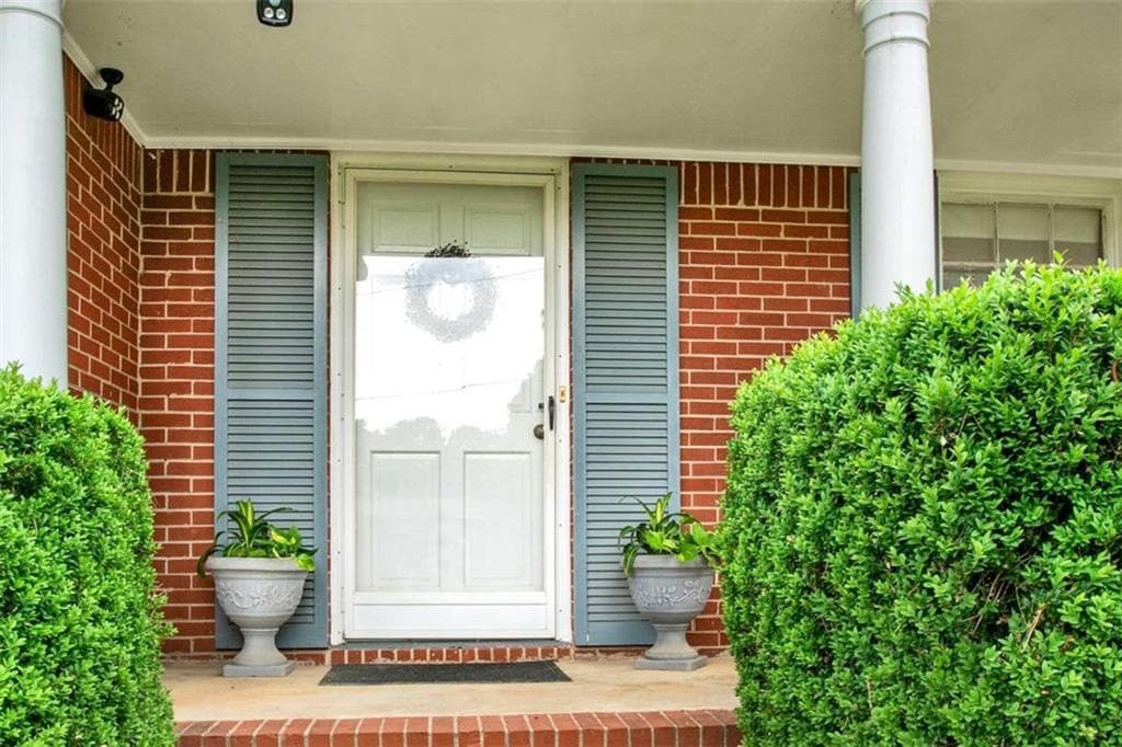 3 bedroom, 2 bathroom, 1,426 sq ft single family residence under contract at 5597 Bob White Circle, Lilburn, GA 30047 — photo 4