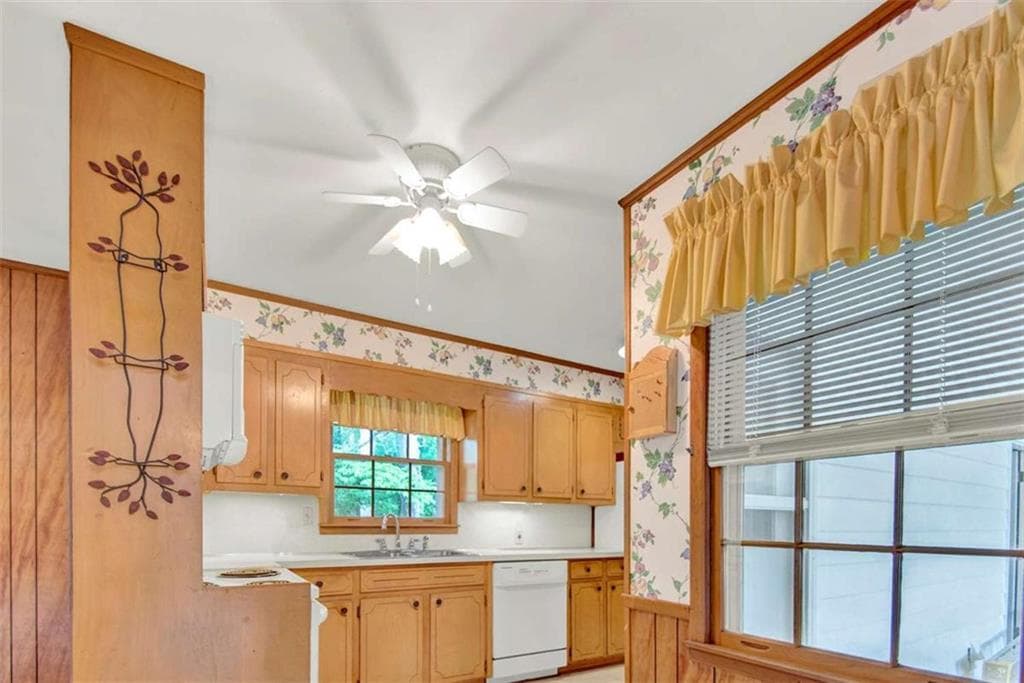 3 bedroom, 2 bathroom, 1,426 sq ft single family residence under contract at 5597 Bob White Circle, Lilburn, GA 30047 — photo 9