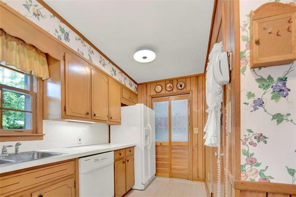 3 bedroom, 2 bathroom, 1,426 sq ft single family residence under contract at 5597 Bob White Circle, Lilburn, GA 30047 — photo 10