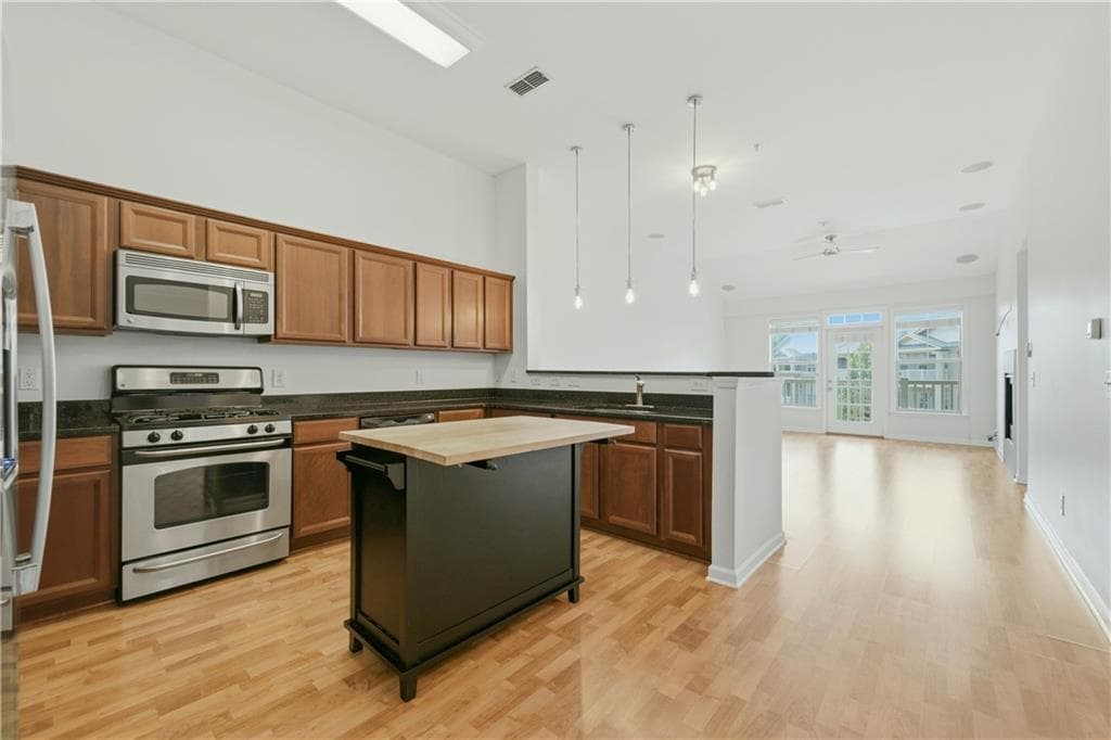 2 bedroom, 2 bathroom, 1,153 sq ft townhouse for rent at 4805 W Village Way 1000, Smyrna, GA 30080 for $2,200 a month — photo 1 of 25