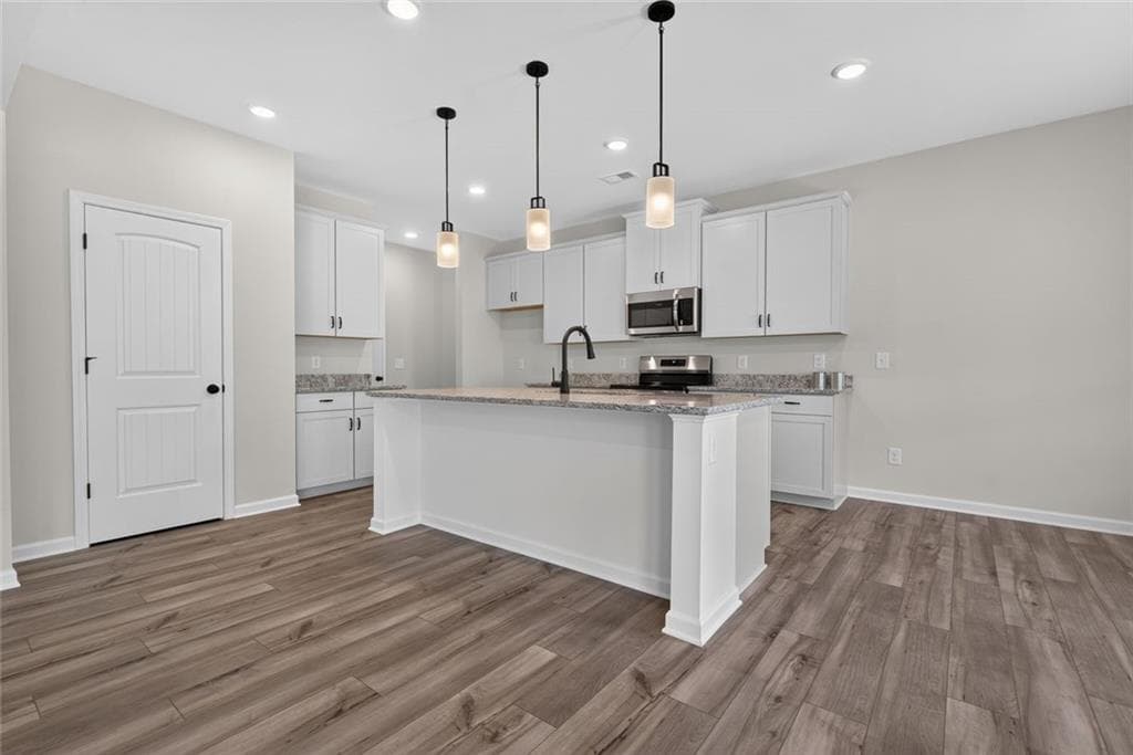 4 bedroom, 3 bathroom, 2,372 sq ft single family residence under contract at 219 Shire Loop, Calhoun, GA 30701 — photo 5