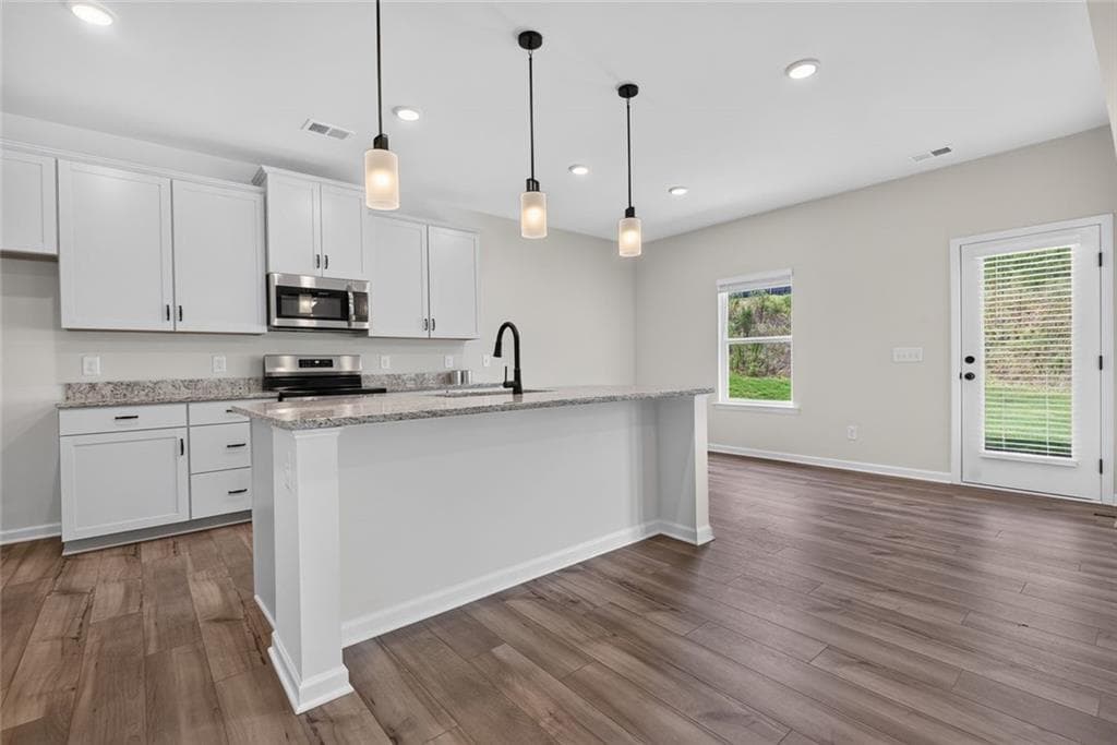 4 bedroom, 3 bathroom, 2,372 sq ft single family residence under contract at 219 Shire Loop, Calhoun, GA 30701 — photo 6