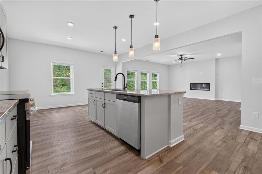 4 bedroom, 3 bathroom, 2,372 sq ft single family residence under contract at 219 Shire Loop, Calhoun, GA 30701 — photo 7