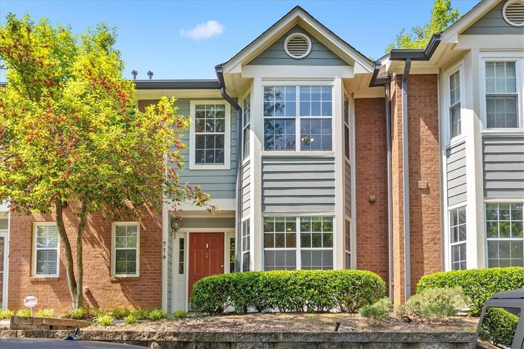 3 bedroom, 3 bathroom, 1,498 sq ft townhouse under contract at 716 McGill Place, Atlanta, GA 30312 — photo 2