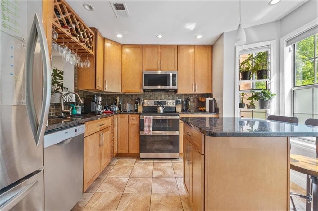 3 bedroom, 3 bathroom, 1,498 sq ft townhouse under contract at 716 McGill Place, Atlanta, GA 30312 — photo 3