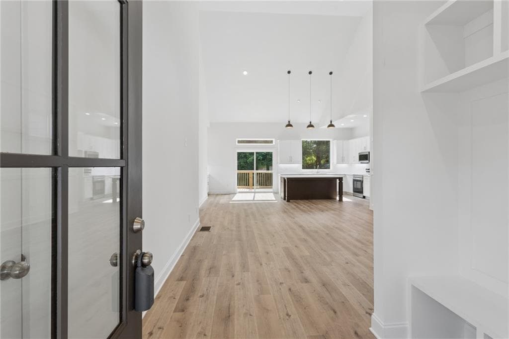 3 bedroom, 2 bathroom, 1,670 sq ft single family residence for sale at 2782 Mango Circle, Atlanta, GA 30318 — photo 6
