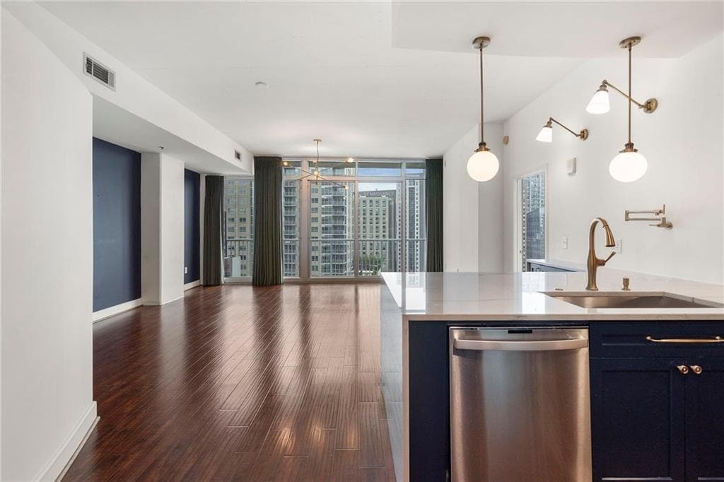 2 bedroom, 2 bathroom, 1,196 sq ft condominium for sale at 44 Peachtree Place 1534, Atlanta, GA 30309 — photo 5