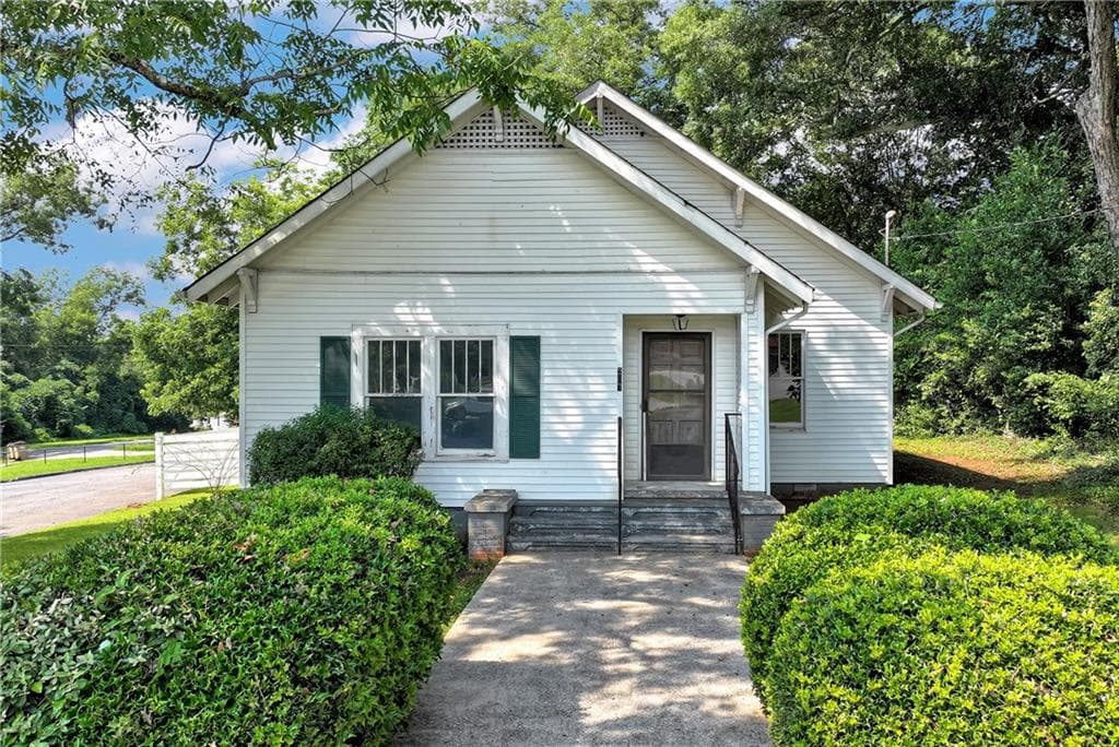 3 bedroom, 2 bathroom, 1,376 sq ft single family residence for sale at 267 Washington Street, Jefferson, GA 30549 — photo 2