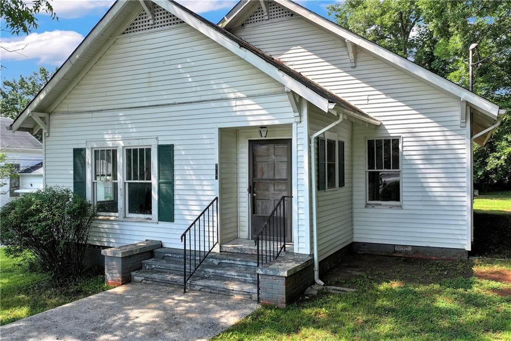 3 bedroom, 2 bathroom, 1,376 sq ft single family residence for sale at 267 Washington Street, Jefferson, GA 30549 — photo 4