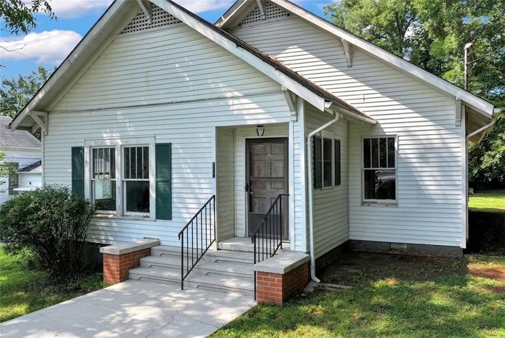 3 bedroom, 2 bathroom, 1,376 sq ft single family residence for sale at 267 Washington Street, Jefferson, GA 30549 — photo 3