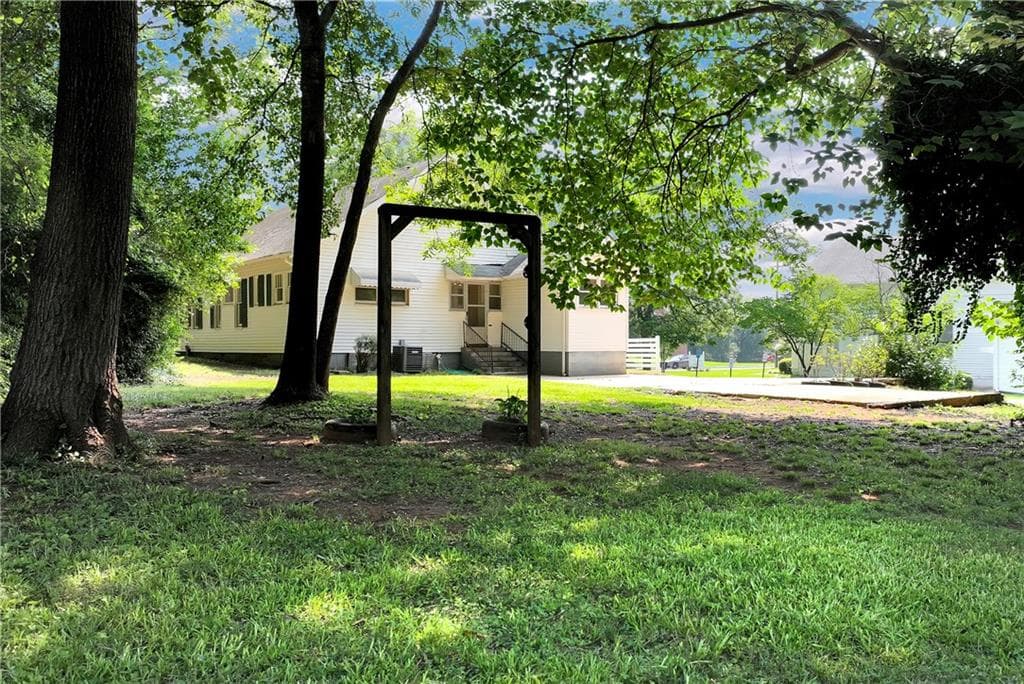 3 bedroom, 2 bathroom, 1,376 sq ft single family residence for sale at 267 Washington Street, Jefferson, GA 30549 — photo 8