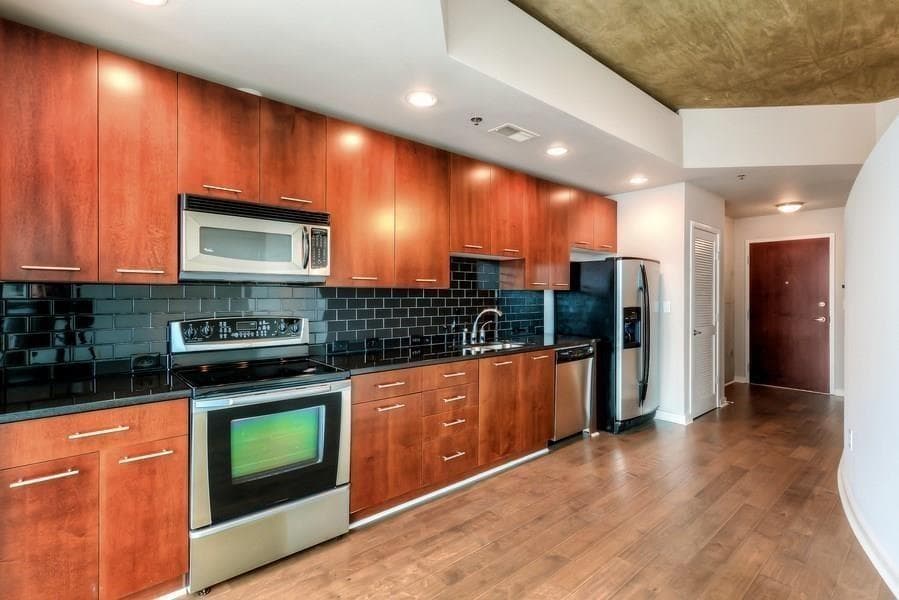 1 bedroom, 1 bathroom, 655 sq ft condominium for sale at 3324 Peachtree Road 1403, Atlanta, GA 30326 — photo 6