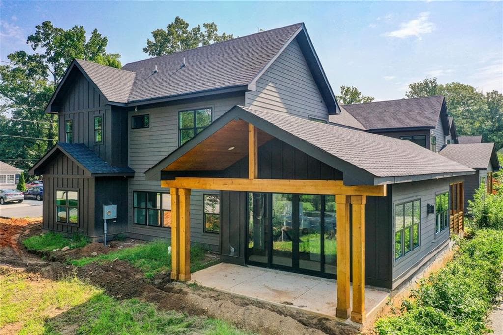 4 bedroom, 4 bathroom, 2,944 sq ft townhouse under contract at 2303 Brockett Road, Tucker, GA 30084 — photo 2