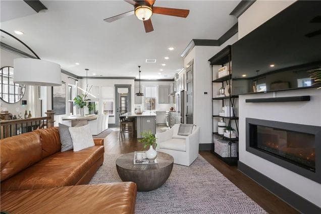 3 bedroom, 4 bathroom, 2,440 sq ft single family residence for sale at 504 Broadview Lane, Atlanta, GA 30324 — photo 3