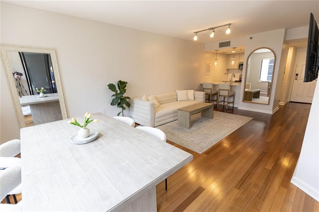 1 bedroom, 1 bathroom, 750 sq ft condominium for sale at 3481 Lakeside Drive 804, Atlanta, GA 30326 — photo 4