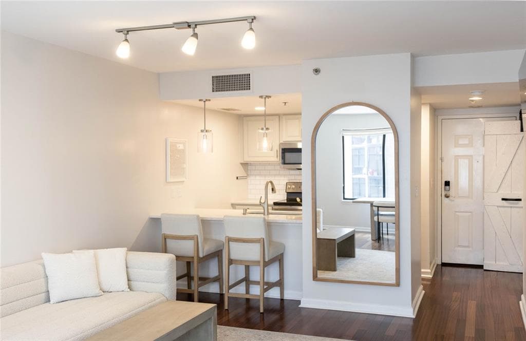 1 bedroom, 1 bathroom, 750 sq ft condominium for sale at 3481 Lakeside Drive 804, Atlanta, GA 30326 — photo 7