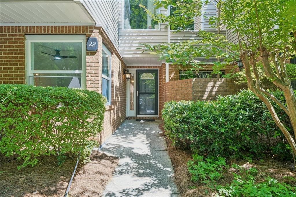 3 bedroom, 2 bathroom, 2,000 sq ft condominium for sale at 22 DUNWOODY SPRINGS Drive, Atlanta, GA 30328 — photo 2