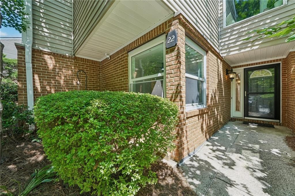 3 bedroom, 2 bathroom, 2,000 sq ft condominium for sale at 22 DUNWOODY SPRINGS Drive, Atlanta, GA 30328 — photo 4