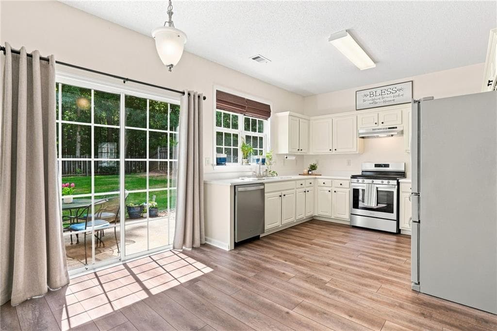 3 bedroom, 3 bathroom, 1,974 sq ft single family residence under contract at 578 Ashland Parkway, Woodstock, GA 30189 — photo 3