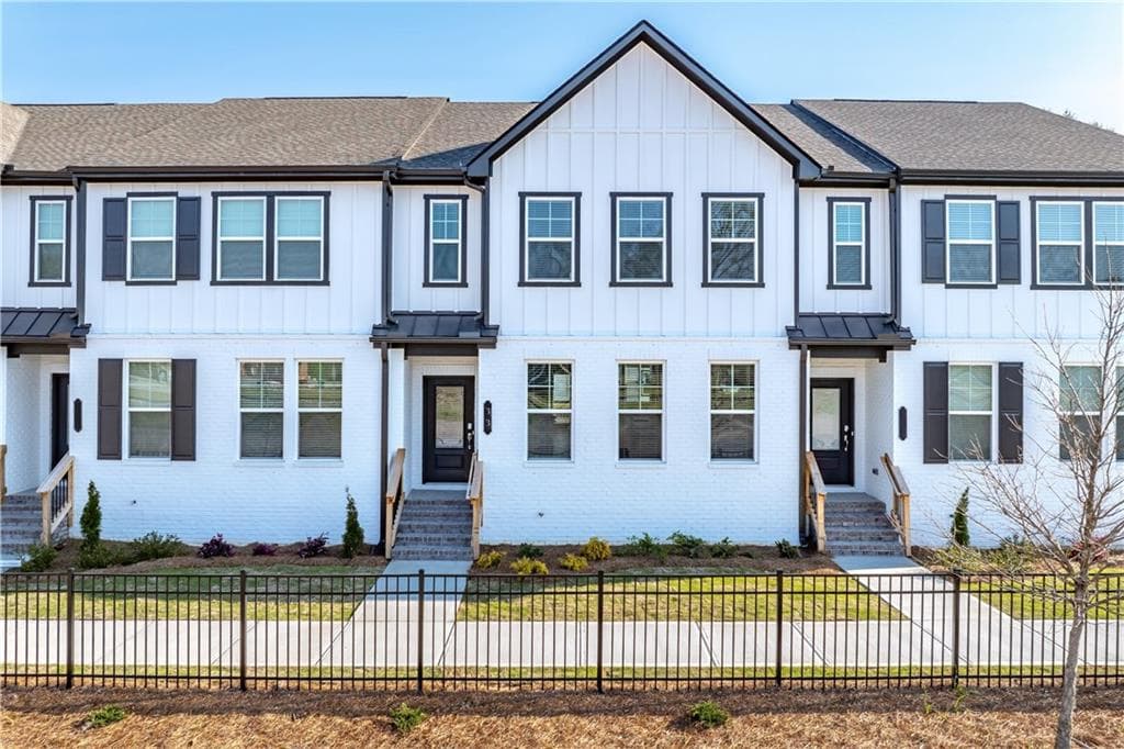 3 bedroom, 4 bathroom, 2,178 sq ft townhouse under contract at 33 Constitution Avenue, Pendergrass, GA 30567