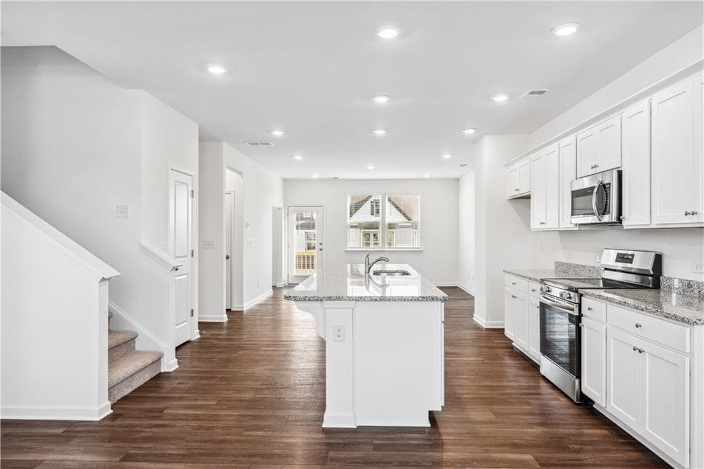 3 bedroom, 4 bathroom, 2,178 sq ft townhouse under contract at 33 Constitution Avenue, Pendergrass, GA 30567 — photo 3