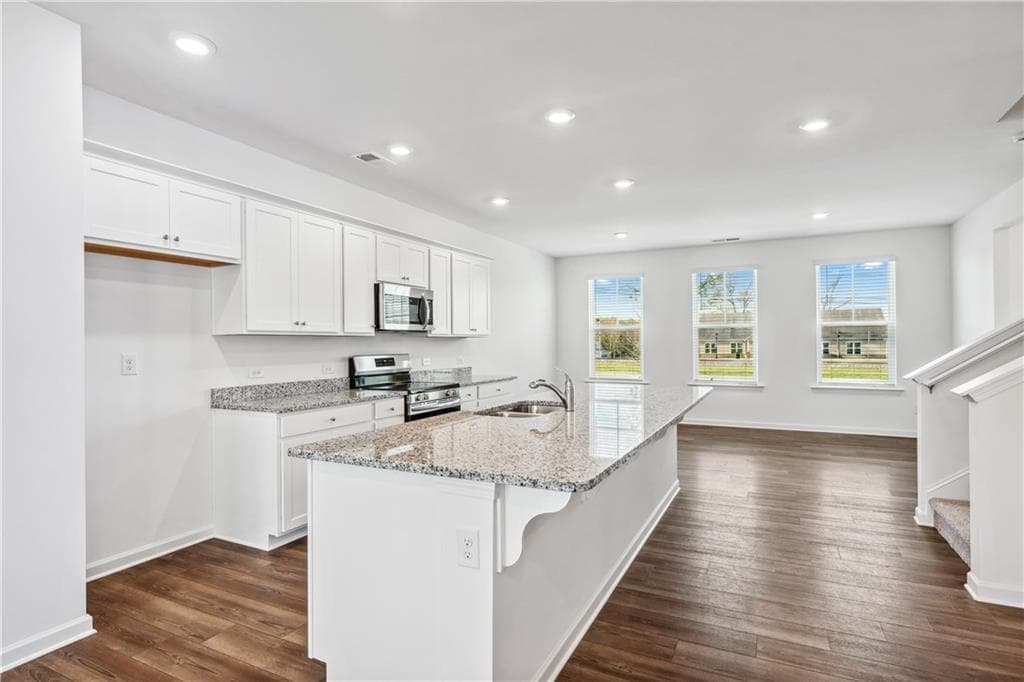 3 bedroom, 4 bathroom, 2,178 sq ft townhouse under contract at 33 Constitution Avenue, Pendergrass, GA 30567 — photo 7