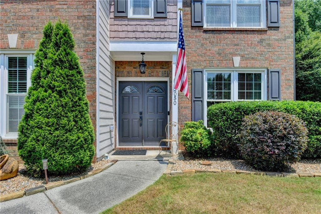 4 bedroom, 3 bathroom, 1,982 sq ft single family residence under contract at 2050 Winthrope Commons, Alpharetta, GA 30009 — photo 3