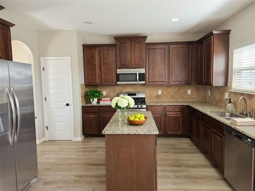 4 bedroom, 3 bathroom, 2,564 sq ft single family residence under contract at 3639 Lake End Drive, Loganville, GA 30052 — photo 4