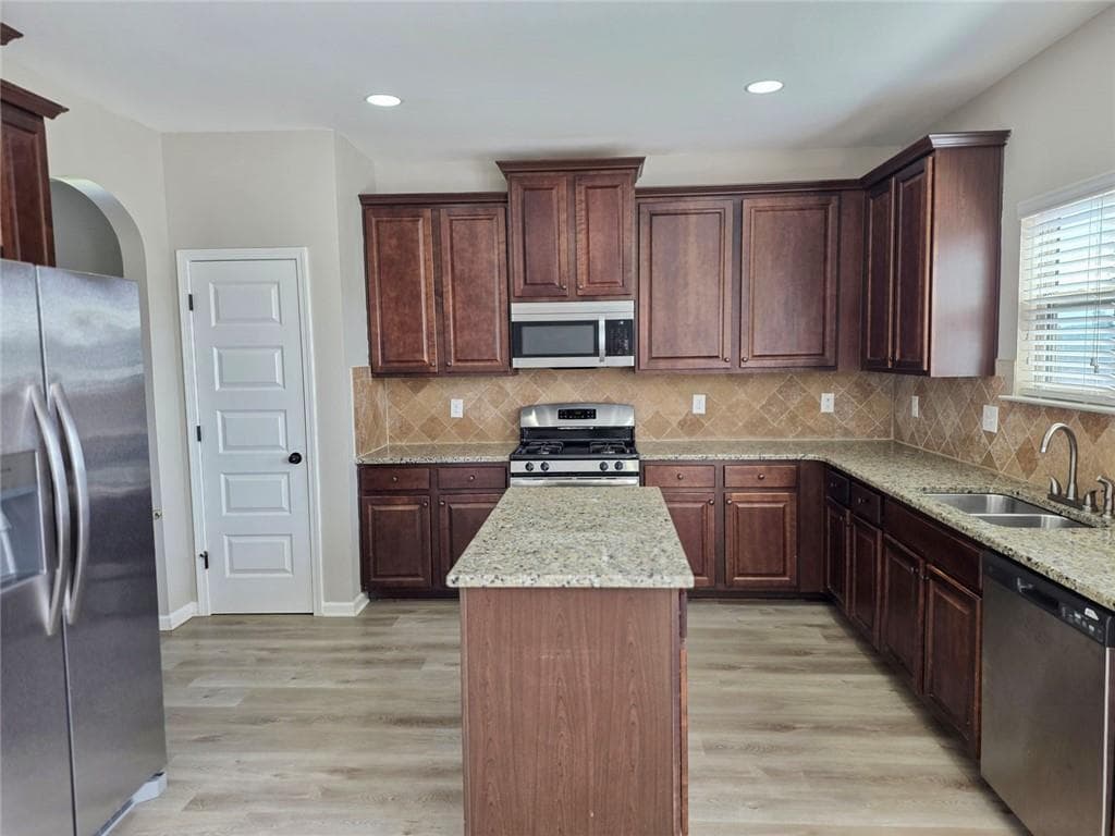 4 bedroom, 3 bathroom, 2,564 sq ft single family residence under contract at 3639 Lake End Drive, Loganville, GA 30052 — photo 9