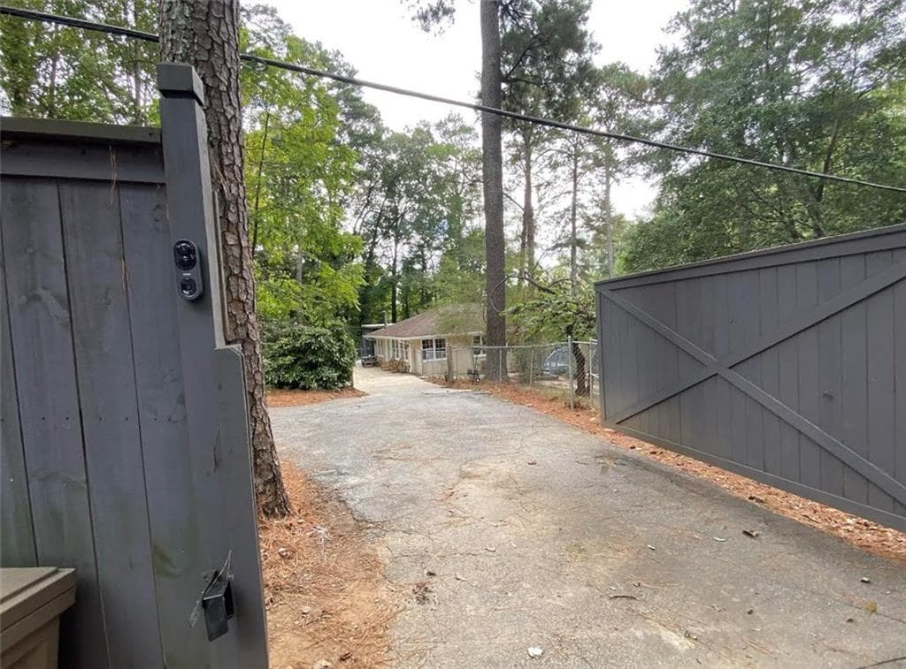3 bedroom, 3 bathroom, 2,312 sq ft single family residence under contract at 866 Buckner Road, Mableton, GA 30126 — photo 2