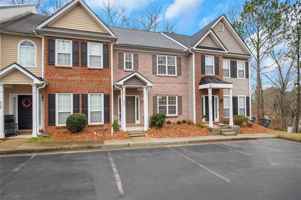 2 bedroom, 3 bathroom, 1,560 sq ft townhouse for rent at 940 Tree Creek Boulevard, Lawrenceville, GA 30043 for $2,350 a month — photo 1 of 37